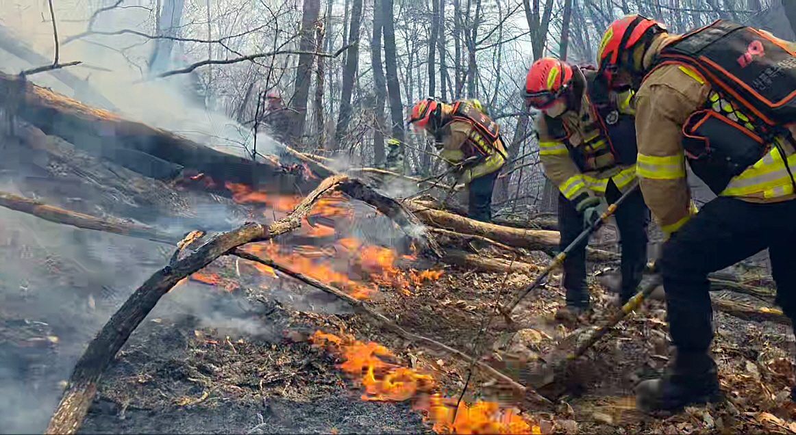 경주 산불 진화하는 소방대원들
