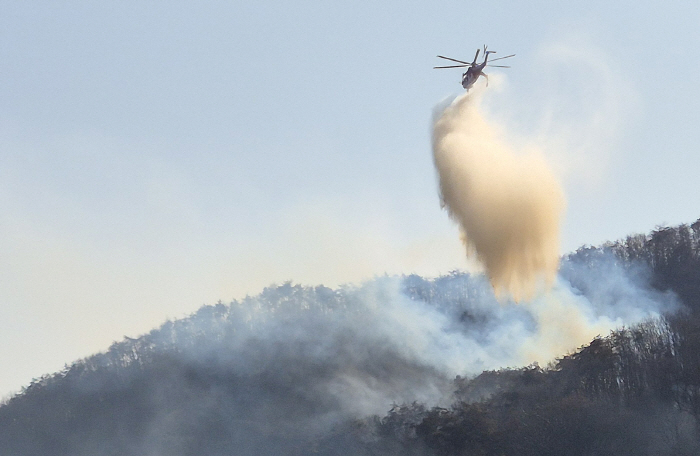 경주 분주한 산불 진화작업