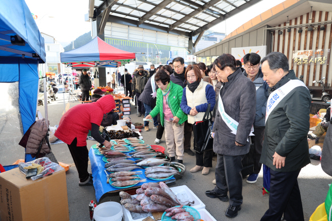 새마을경제과)청도군, 설 명절 앞두고 전통시장 장보기 행사 열어(청도시장)