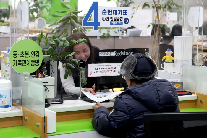 0209 민원인 안내 모습(1)