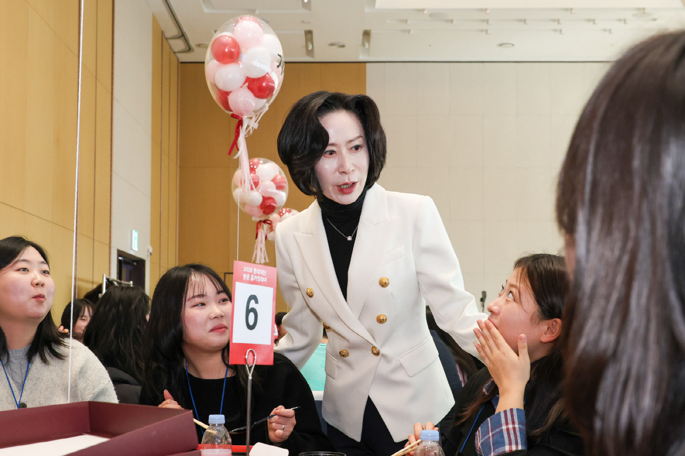 [붙임5]장학생들과 소통중인 롯데장학재단 장혜선 이사장