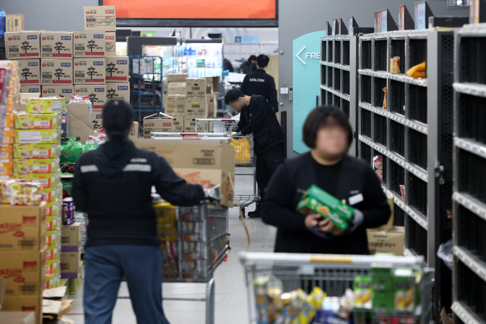 '대형마트 새벽배송 허용' 유통산업법 개정 추진<YONHAP NO-4307>