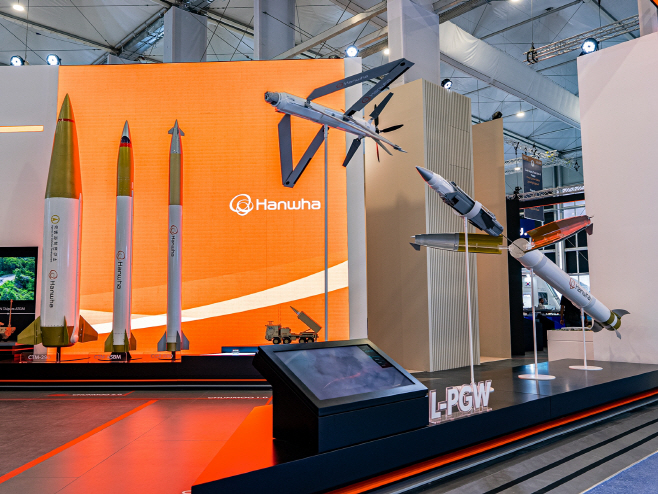 사진5_사우디아라비아 리야드에서 열린 WDS 2026 한화 부스에서 한화에어로스페이스가 최초로 공개한 ‘배회형 정밀유도무기(L-PGW)’ 목업