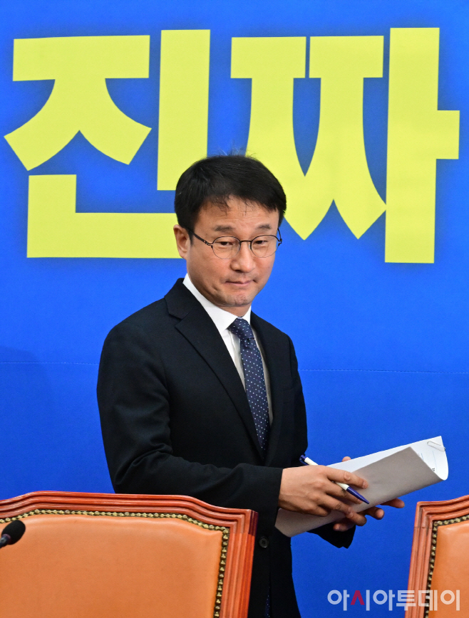한병도 더불어민주당 원내대표 서서 응시 이병화 기자