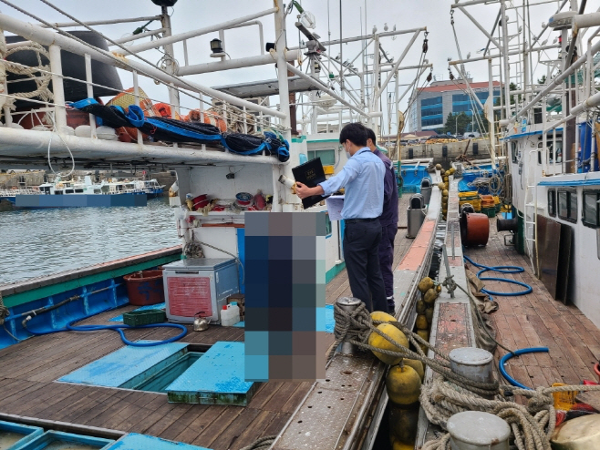 해경이 불법 증개축 여부를 한국해양교통안전공단과 함께 점검하고 있다