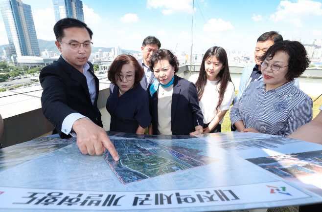박희조 동구청장, 대전역세권 개발 현장 설명