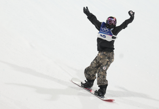 유승은 두팔 번쩍<YONHAP NO-1512>