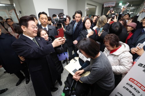 President Lee invites rival leaders for lunch