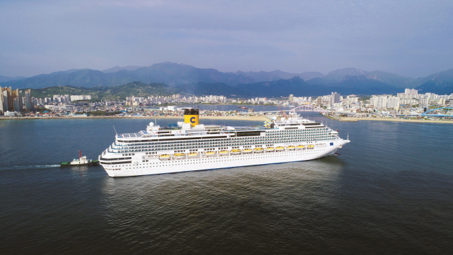 1. 속초항 입항하는 코스타세레나호 (2)