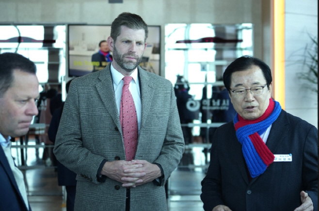 이현재 하남시장이 11일 유니온타워 전망대에서 에릭 트럼프 트럼프 그룹 총괄 부사장에게 ‘K-컬처 복합 콤플렉스(K-스타월드)’ 예정 부지를 안내하며 사업의 핵심 비전을 설명하고 있다./하남시