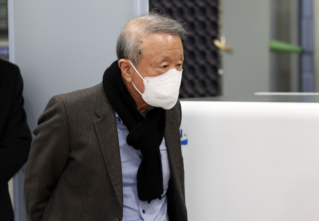 법정 나서는 홍원식 전 회장<YONHAP NO-6354>