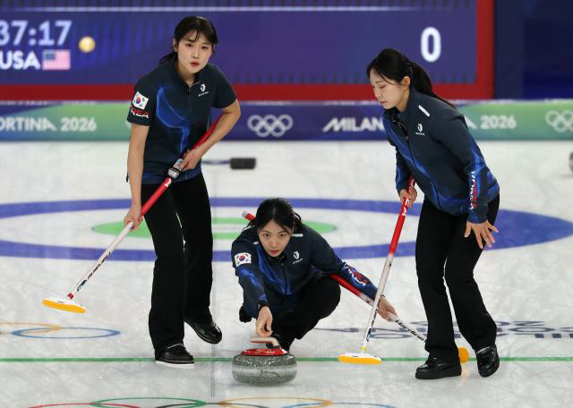 여자 컬링, 미국과 1차전서 4-8 패배