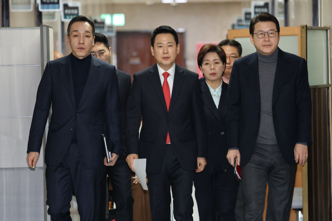 최고위원회의 입장하는 장동혁 대표<YONHAP NO-3949>