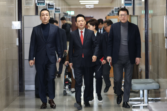 최고위원회의 입장하는 장동혁 대표<YONHAP NO-3948>