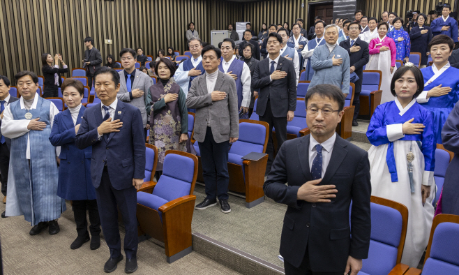 설 앞두고 열린 의원총회에서 한복 입은 민주당 ...<YONHAP NO-5513>