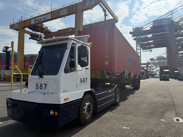 [250825 보도사진1] 부산 신항에서 시범운행 중인 전기 야드트랙터
