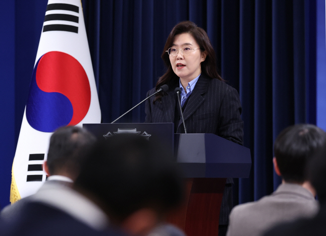 브리핑하는 강유정 대변인<YONHAP NO-5203>