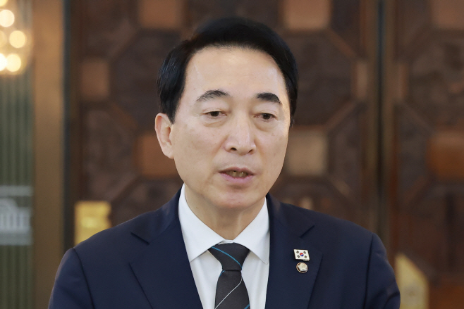 의원총회 결과 브리핑하는 민주당 박수현 수석대...<YONHAP NO-2994>