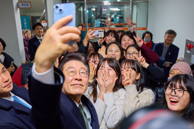 시민들과 기념촬영하는 이재명 대통령