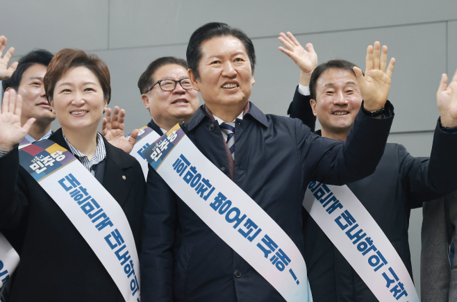 더불어민주당 지도부 용산역에서 귀성 인사<YONHAP NO-5379>