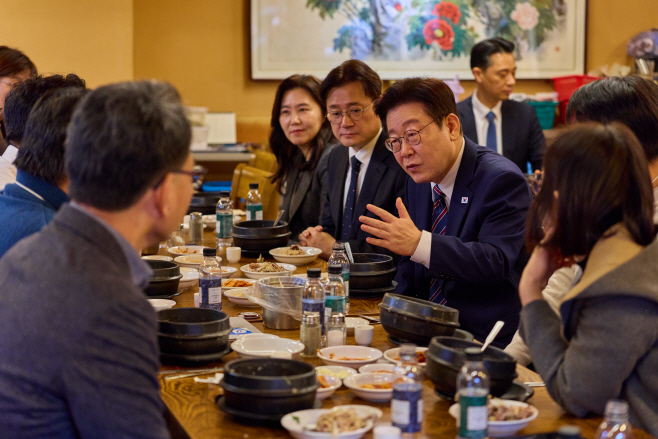 청와대 인근 삼계탕집 찾은 이재명 대통령