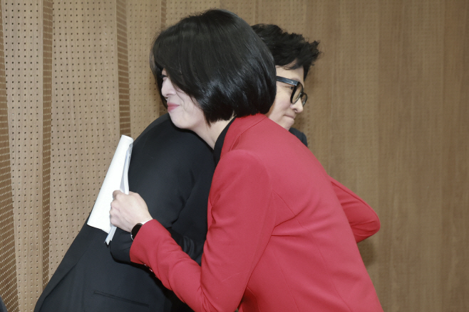 기자회견 마치고 인사 나누는 한동훈-배현진<YONHAP NO-6866>