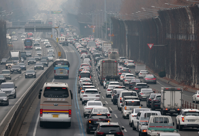 정체 시작된 경부고속도로<YONHAP NO-5860>