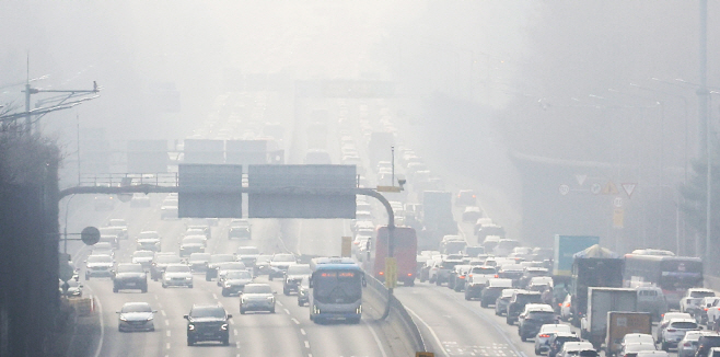 차도 많은데…. 미세먼지까지 도로는' 답답'<YONHAP NO-2967>