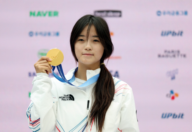 최가온 '자랑스러운 금메달'