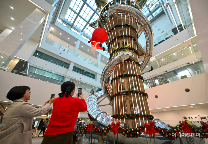 초대형 크리스마스트리로 변신한 동작스타