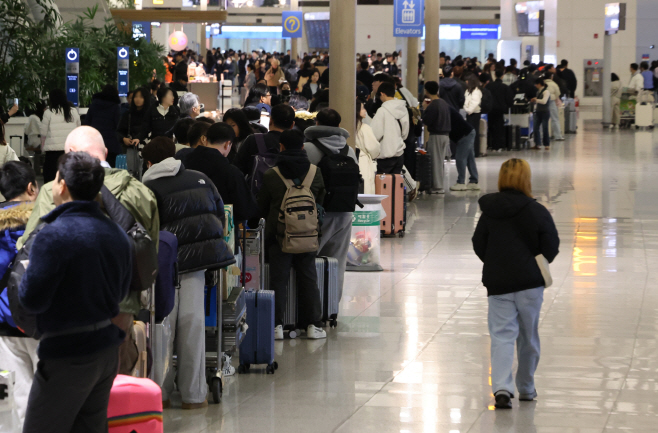 설 명절 앞두고 붐비는 인천공항<YONHAP NO-4478>