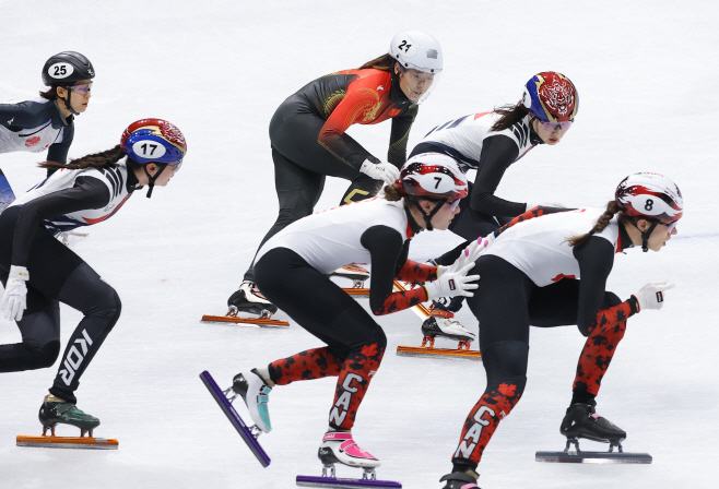 교대 준비하는 최민정-심석희