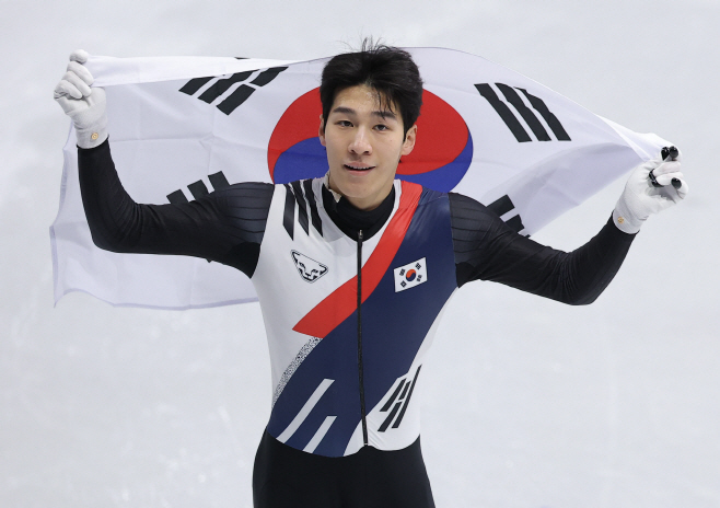 태극기 들고 트랙 누비는 황대헌