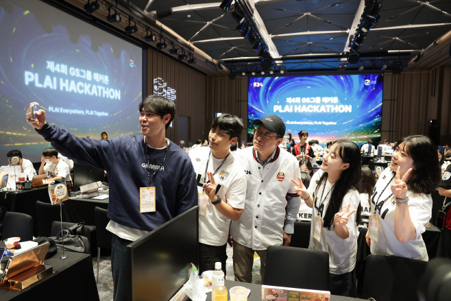 허태수 GS그룹 회장이 8일 웨스틴 서울 파르나스에서 열린 '제 4회 GS그룹 해커톤에서 참가직원들과 사진을 찍고있다.