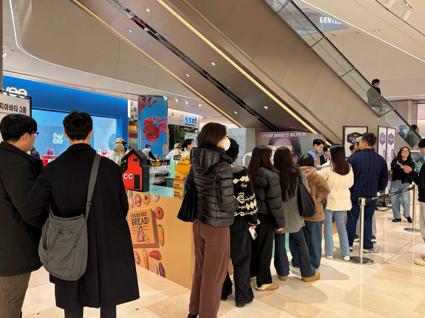 4. [롯데백화점] 잠실 롯데월드몰에서 진행하는 '천하제빵' 팝업스토어에서 구매를 대기하는 고객들