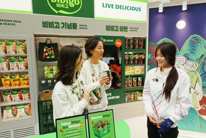 [사진제공-CJ그룹] 스노보드 하프파이프 금메달 최가온이 코리아하우스 '비비고' 부스에서 안내 스탭들과 대화를 나누고 있다.