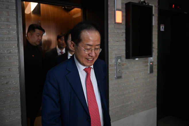 정계은퇴 의사 밝힌 홍준표<YONHAP NO-4407>