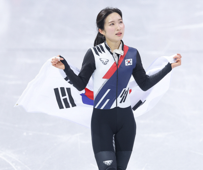 태극기 펼친 김길리