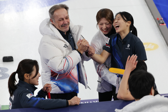 헤밍스 감독과 기쁨 나누는 대표팀 선수들