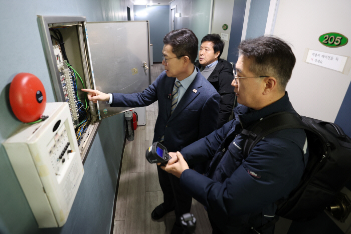 0218 고시원 전기 안전 점검중인 정원오 성동구청장