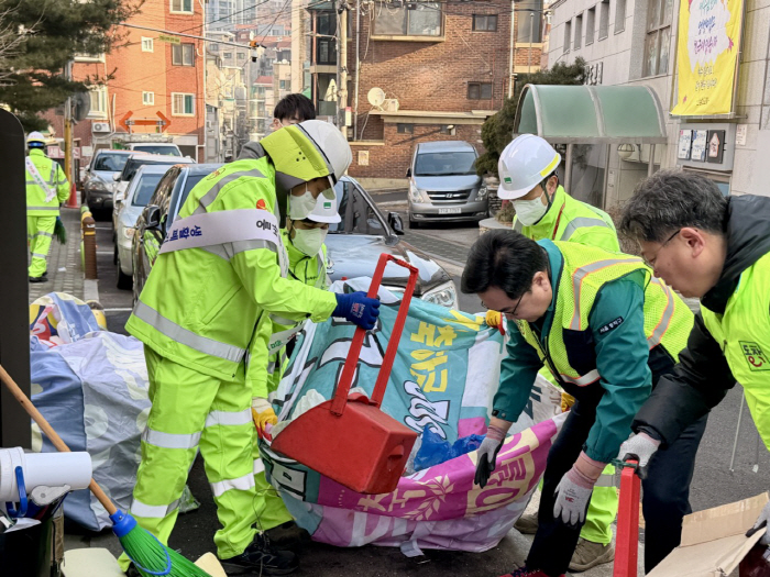 (사진2)박일하 동작구청장이 18일, 상도동 일대 빌라 밀집지역 이면도로에서 동작구 환경공무관들과 생활 쓰레기 수거 작업을 하고 있다.