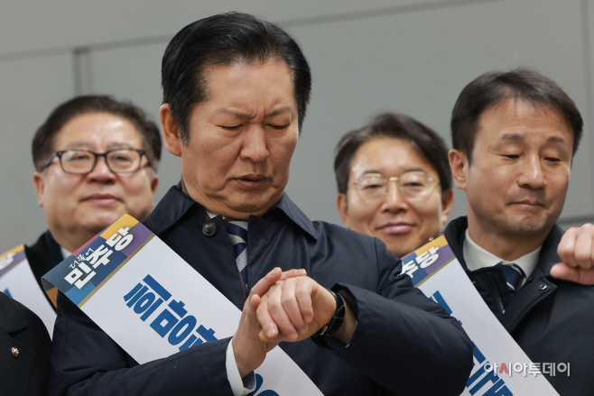 정청래, 용산역 찾아 설 인사