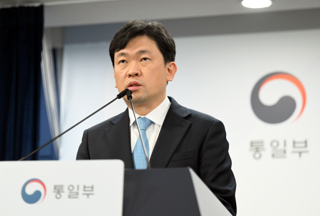 [포토]북한 매체 보도 관련 질문에 답변하는 윤민호 대변인