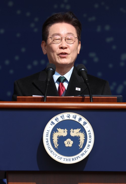 Lee urges armed forces to become “people’s military”