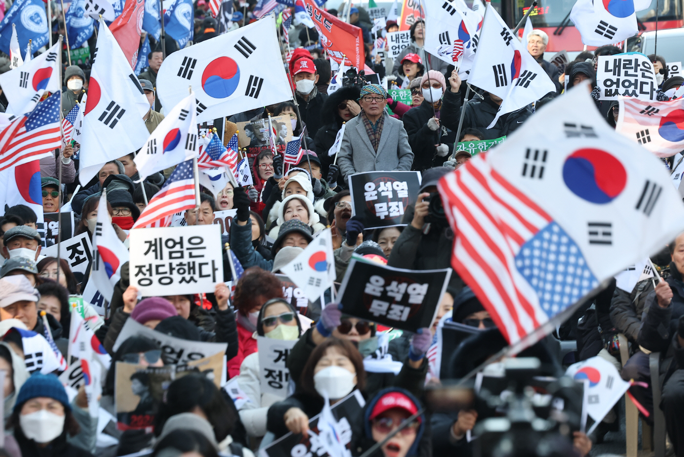 1심 선고 앞두고 법원 앞에 모인 윤석열 지지자들