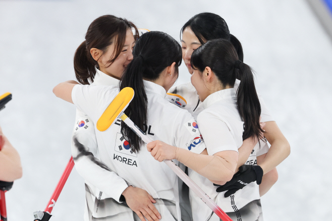 위로 주고받는 여자 컬링 대표팀