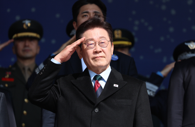 거수경례하는 이재명 대통령<YONHAP NO-4911>