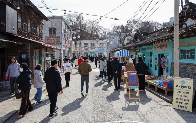 설 연휴 관람객들이 순천 드라마촬영장을 찾아 달동네 세트장을 둘러보고 있다