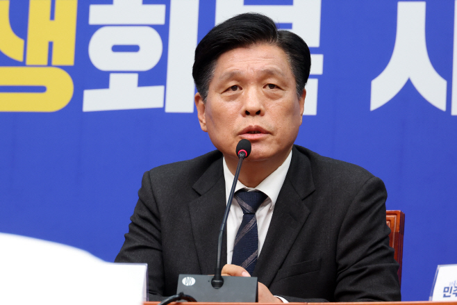 현안 관련 기자간담회 갖는 조승래 사무총장<YONHAP NO-4821>