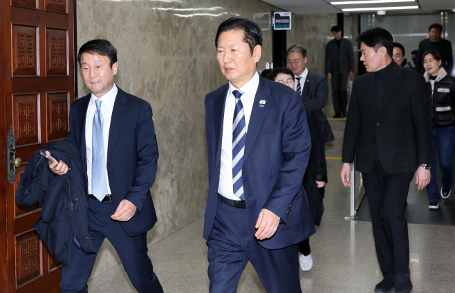 비공개 의총 참석하는 민주당 지도부<YONHAP NO-5697>